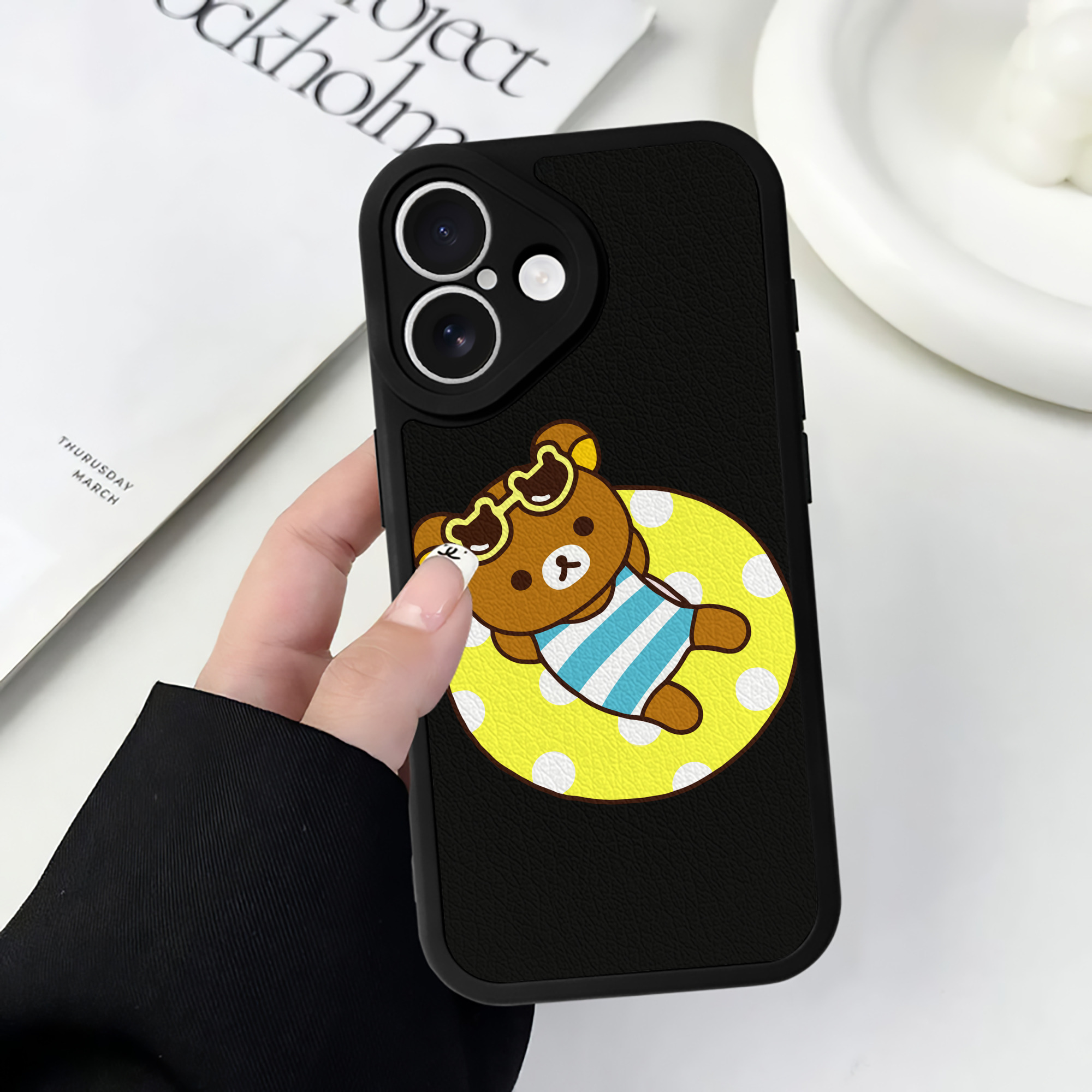 （画像用） リラックマ リラックマ キイロイトリ Rilakkuma Korilakkuma Kiiroitori 【iPhone 16シリーズ対応】シリコンスマホケース（レザー調） 材質：シリコン